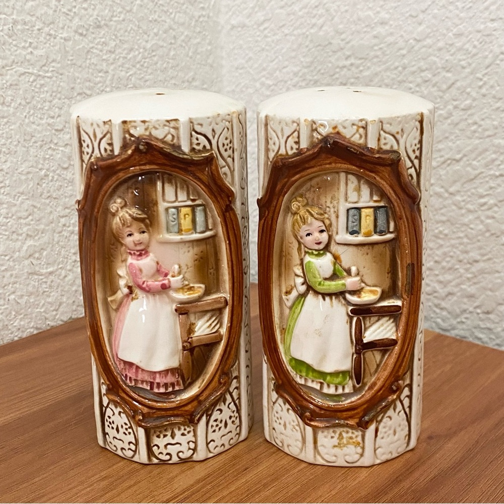 Vintage 1978 Sears Roebuck & Co. Pioneer Frontier Women Ceramic Salt & Pepper